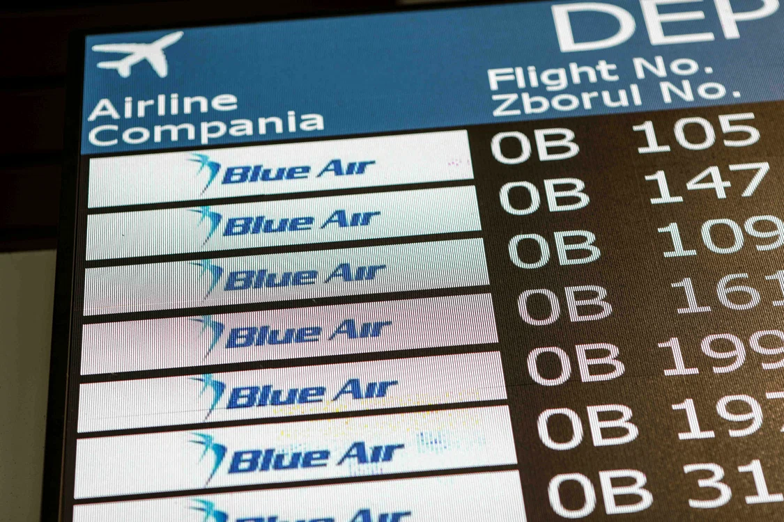 panou pe care sunt afișate zborurile Blue Air anulate