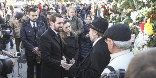 Nicolae Medford Mills nepotul Regelui Mihai I împreună cu logodnica sa Alina Maria Binder privesc gardul Palatului Regal pe care oamenii lau transformat intr un altar închinat fostului suveran joi14 decembrie 2017 FOTO Inquam Photos  Adriana Neagoe