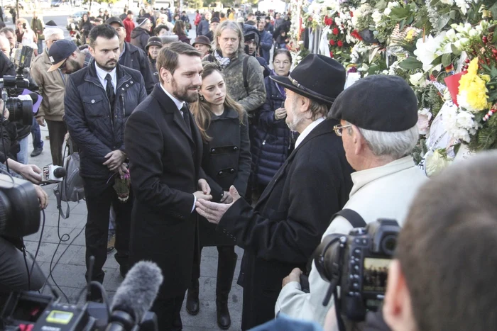 Nicolae Medford Mills nepotul Regelui Mihai I împreună cu logodnica sa Alina Maria Binder privesc gardul Palatului Regal pe care oamenii lau transformat intr un altar închinat fostului suveran joi14 decembrie 2017 FOTO Inquam Photos Adriana Neagoe
