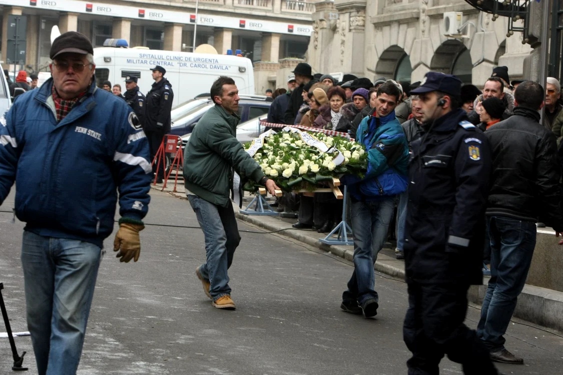 Zeci de personalităţi din lumea culturală şi politică au venit să-şi ia rămas bun de la Sergiu Nicolaescu FOTO Marian Iliescu