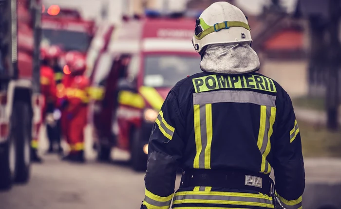 
    Pompierii intervin în Florești, Prahova, pentru a stinge un incendiu puternic la o fabrică cu produse inflamabile Sursă foto: IGSU.ro  