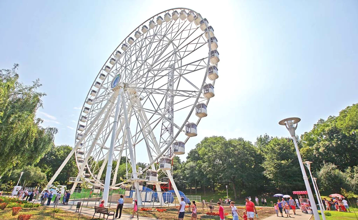 
    Ieri s-a inaugurat în Parcul  Tei din Bucureşti cea mai  mare Roată din ţară, un  Roller Coaster de senzaţie,  carusele şi multe atracţii  
