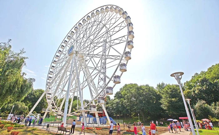Ieri s-a inaugurat în Parcul Tei din Bucureşti cea mai mare Roată din ţară, un Roller Coaster de senzaţie, carusele şi multe atracţii