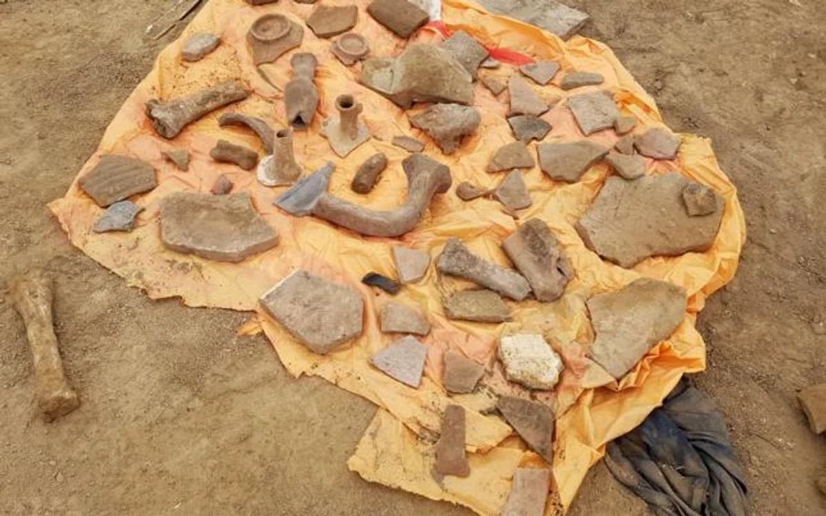 Resturi de ceramică aruncate pe câmp