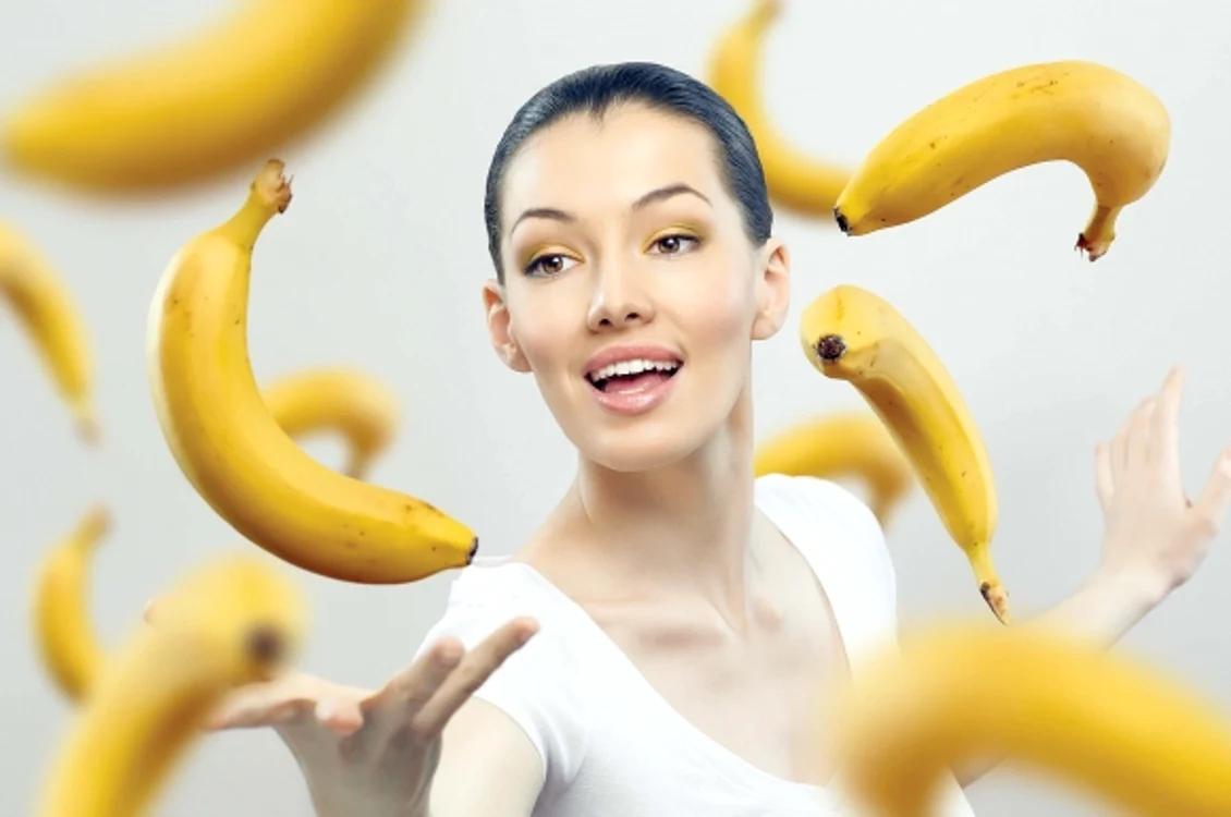 Coaja de banană este foarte eficientă ca tratament pentru înfrumuseţarea dinţilor