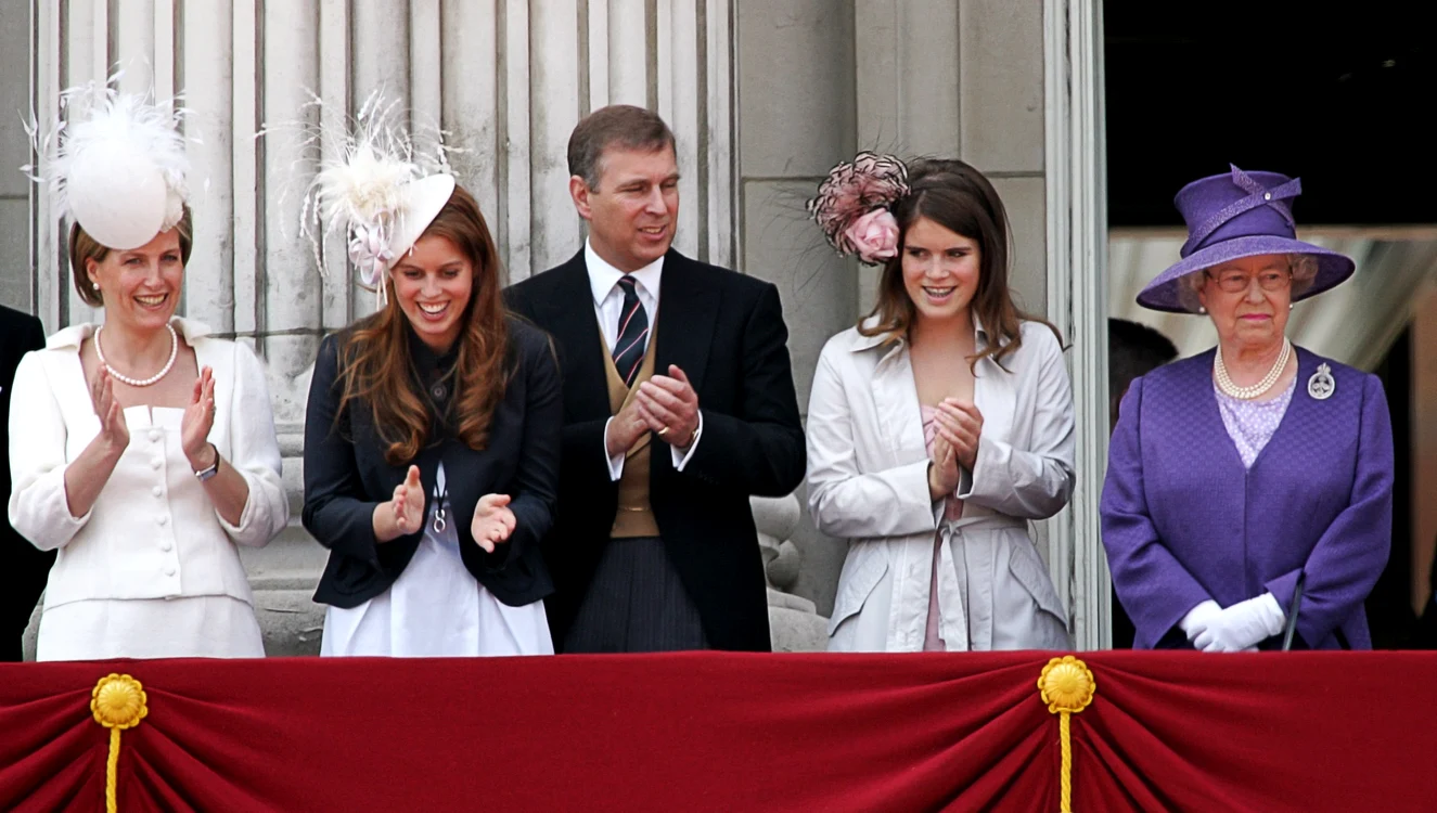Ducesa Sophie, Prințesa Beatrice, Prințul Andrew, Prințesa Eugenie, Regina Elisabeta, în 2006 GettyImages 71228650 jpg