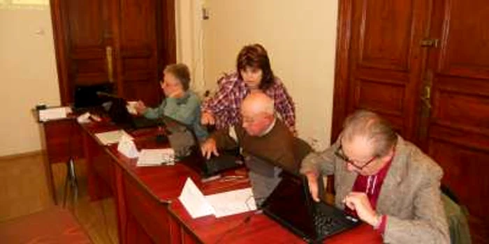 Vârstnicii gălăţeni s-au arătat dornici să înveţe să navigheze pe internet