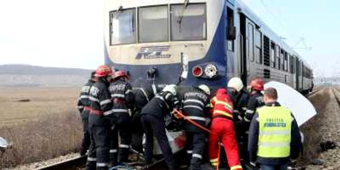 Opt persoane au murit după ce un tractor cu remorcă a fost lovit de tren FOTO: Mediafax