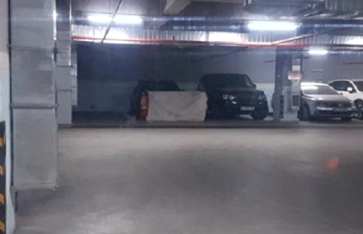 Această berlină neagră a fost găsită într-o parcare subterană