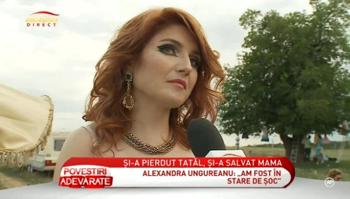 De fiecare dată când vorbeşte despre părinţii ei, Alexandra s emoţionează foarte tare (captură: Acasă TV)