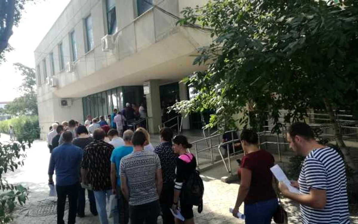 Coadă la Fisc Iaşi