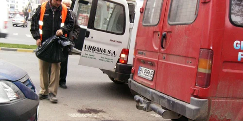 Un muncitor al firmei de salubrizare Urbana curăta, azi-dimineaţă,  petele de sânge de la locul accidentului 