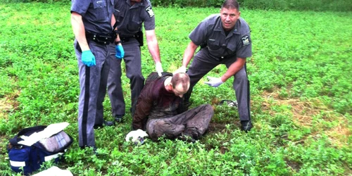 Poliţişti se fotografiază lângă David Sweat împuşcat şi capturat în apropiere de graniţa canadiană în Constable NY FOTO AP