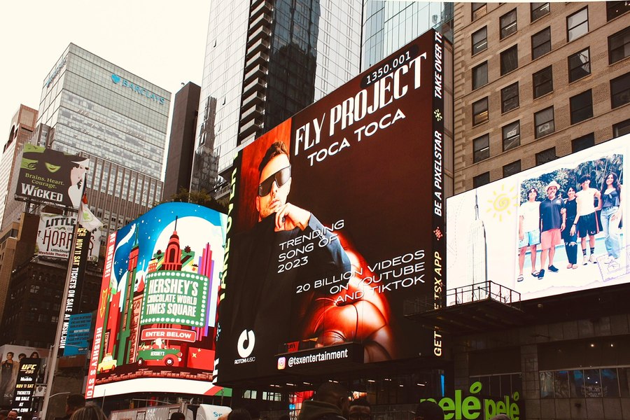 O piesa românească, lansată în urmă cu 10 ani, face înconjurul lumii. Fly Project a ajuns în Times Square