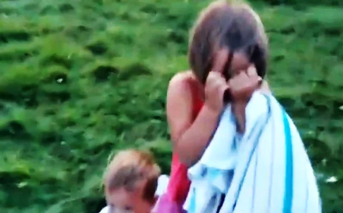 Copiii și-au acoperit ochii pentru a nu-și vedea mama și bunica agresate fizicfoto: CEN/captură video Mirror