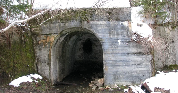 Toate gurile de mine betonate au găuri prin care se strecoară hoţii de fier vechi FOTO: Claudiu Iuşan