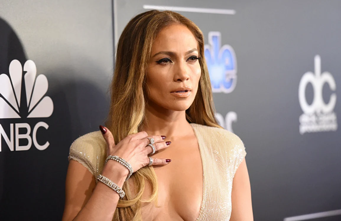 
    Rochia aleasă de Jennifer Lopez mai avea un pic și ”crăpa” pe ea!foto: Getty Images  