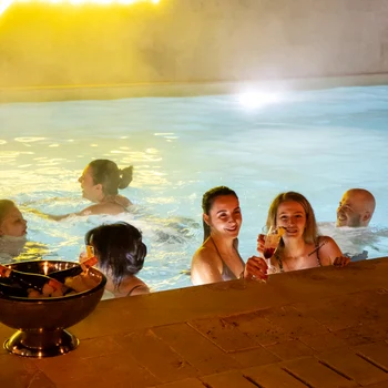 Poți face baie în piscină cu apă termală chiar și noaptea