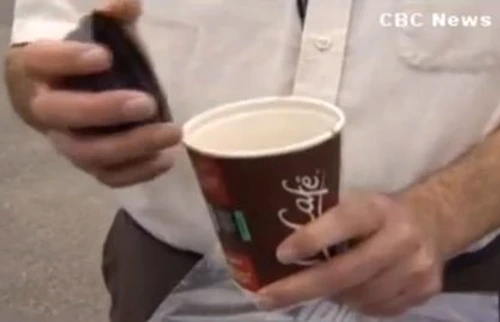 Omul a găsit in paharul de cafea o mică surprizăCaptură video