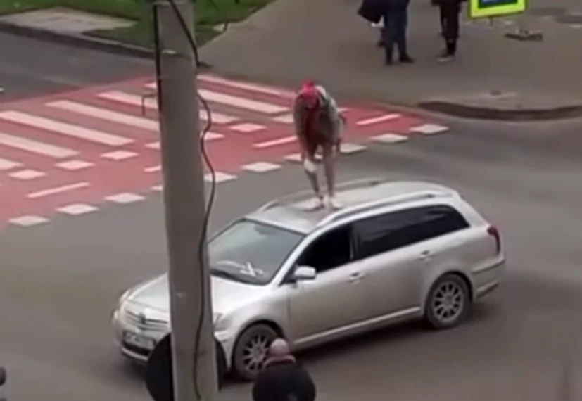 Tânărul s-a urcat pe mașină și a început să citească FOTO: Captură video