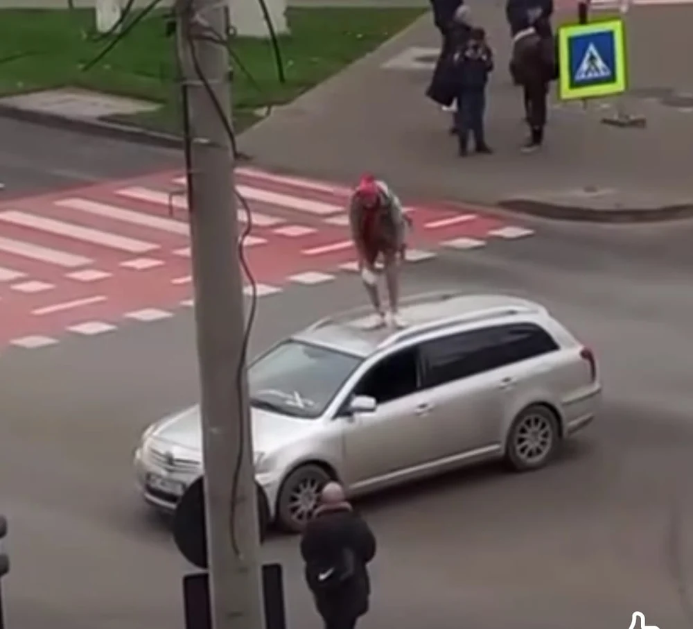 Un tânăr beat a făcut circ într-o intersecție din Bacău. A blocat circulația și s-a urcat pe mașină ca să citească o carte