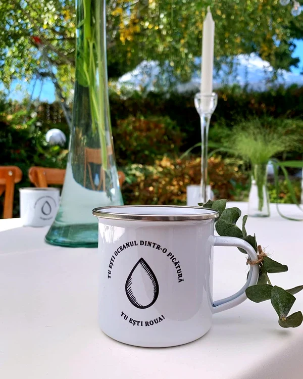 Mesajul care a fost inscripționat pe cănile de la botezul fetiței 