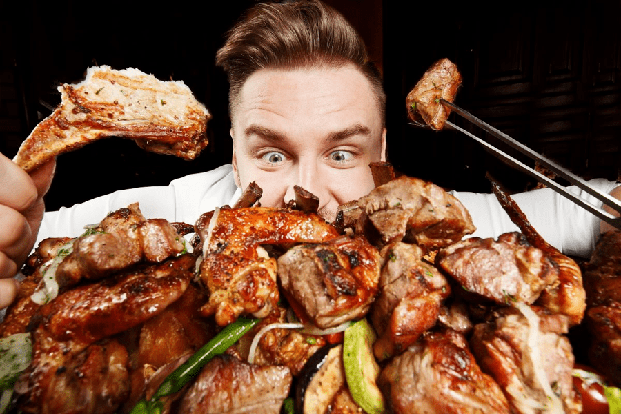 Prea multă carne strică. De câte ori e indicat să mâncăm pe săptămână și la ce riscuri sunt expuși copiii