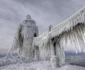 Acest felinar din Michigan seamănă cu un sloi de gheaţă gigant după ce valurile au fost îngheţate în jurul lui de o furtună puternică de iarnă foto Thomas Zakowski/Hotspot Media