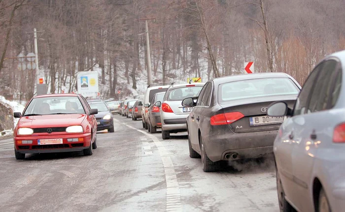 
    Valea Prahovei, sufocată de traficFoto: adevarul.ro  