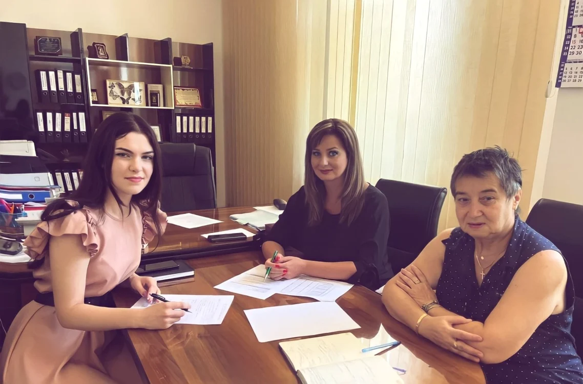 Alexia Nica, preşedintele Consiliului Judeţean al Elevilor, la discuţii cu inspectorul şcolar general Roxana Natalia Paţurcă( centru) FOTO CJ al Elevilor