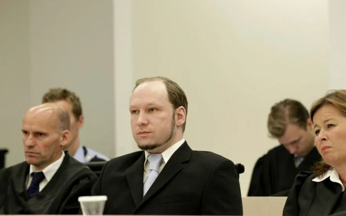 Anders Brevik (în centrul imaginii) a ucis 77 de persoane pe 22 iulie 2011