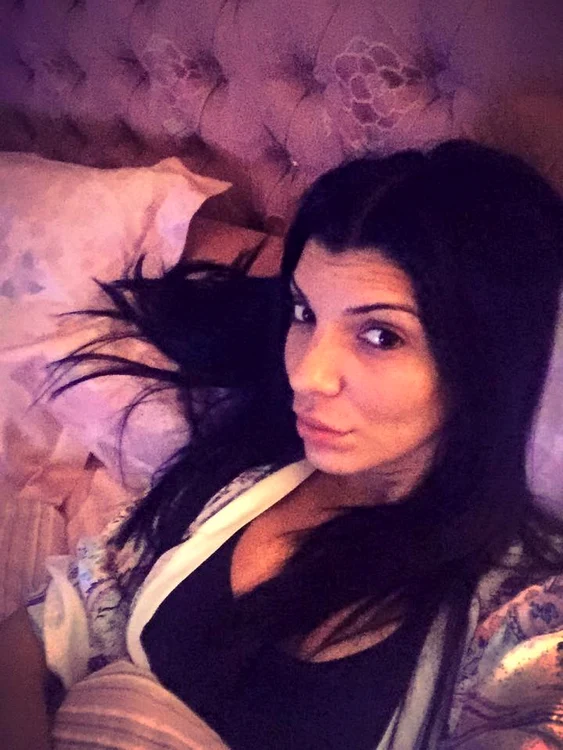 
    Andreea Tonciu, cu zâmbetul pe buze după operaţia la sâniFoto: arhivă personală  