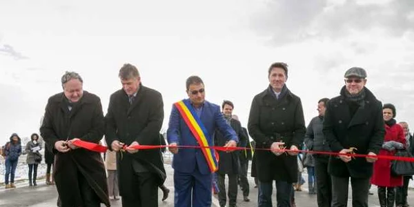 La evenimentul de tăiere a panglicii pentru drumul privat s-au prezentat primarii localităţilor Fundulea şi Cernica