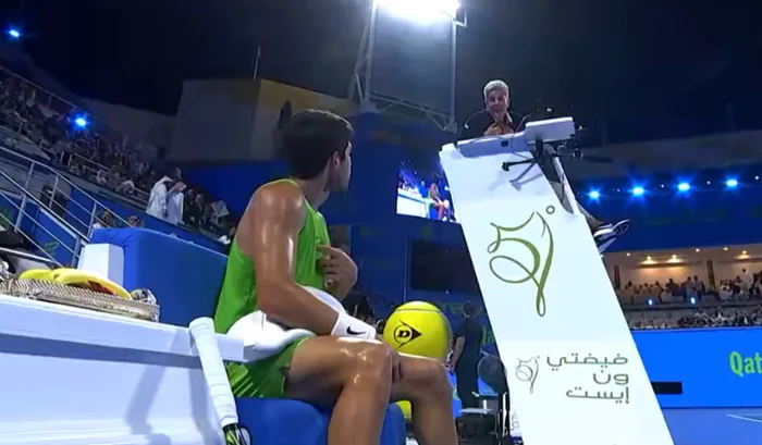 Carlos Alcaraz și arbitrul de scaun Foto/Captură X @bIuezoya