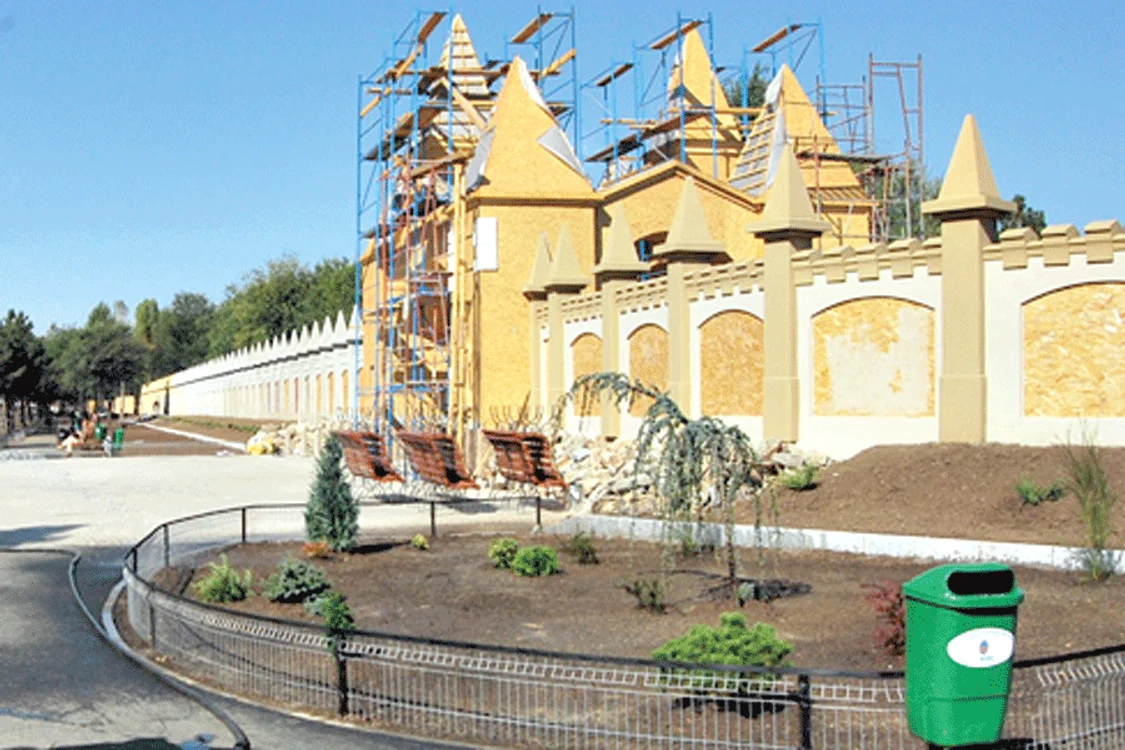 Intrarea dinspre Şos.  Olteniţei a căpătat forma unui castel din poveşti