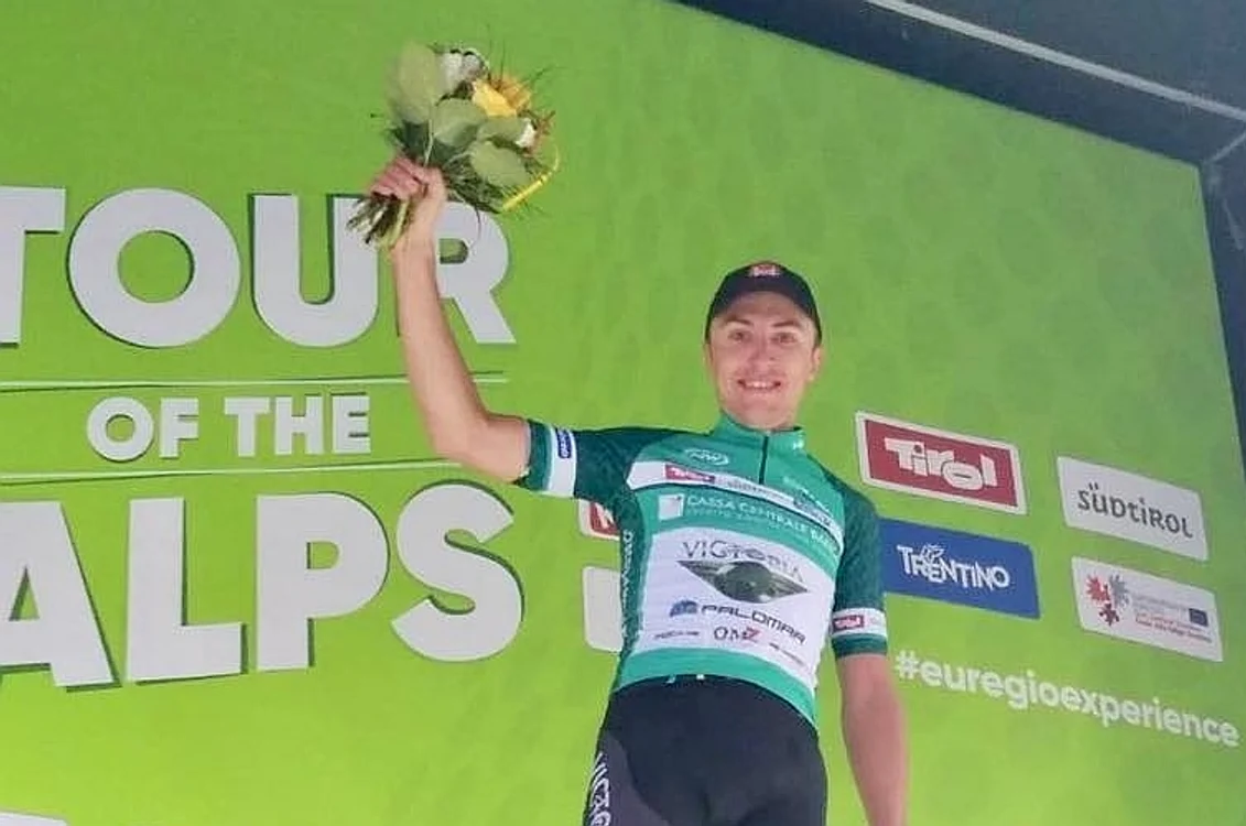 
    Emil Dima a îmbrăcat tricoul verde după prima etapă din Turul AlpilorFoto:  Facebook / Giotti Victoria Palomar   