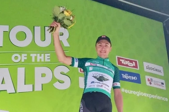 
    Emil Dima a îmbrăcat tricoul verde după prima etapă din Turul AlpilorFoto:  Facebook / Giotti Victoria Palomar   