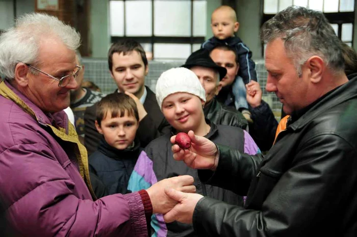 Participanţi la competiţia de spart ouă