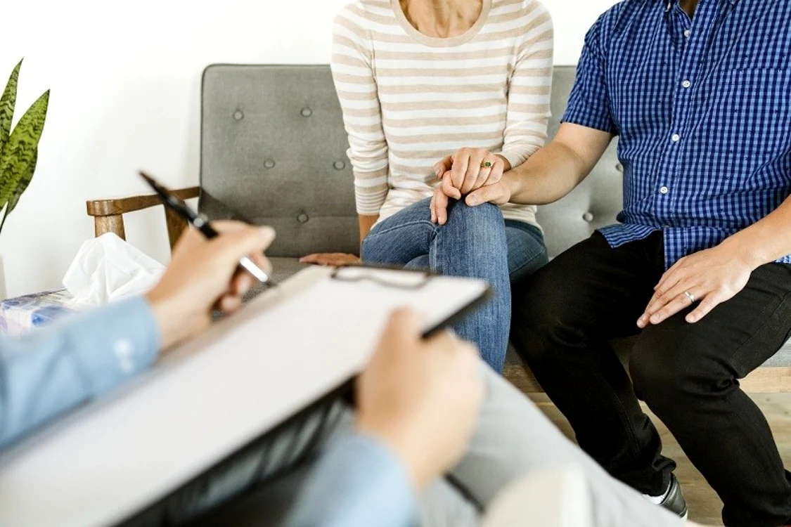 Terapia de cuplu îi poate ajuta pe parteneri în rezolvarea blocajelor FOTO www.betterhelp.com