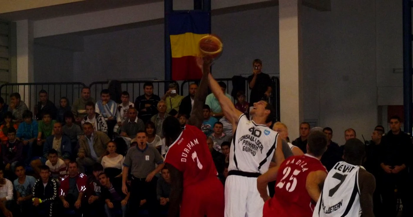 Justin Eller (nr 40) în partida CSS Giurgiu - Dinamo 91-86 (foto Bogdan Vladu)