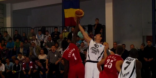 Justin Eller (nr 40) în partida CSS Giurgiu - Dinamo 91-86 (foto Bogdan Vladu)