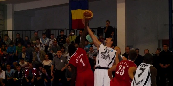 Justin Eller (nr 40) în partida CSS Giurgiu - Dinamo 91-86 (foto Bogdan Vladu)