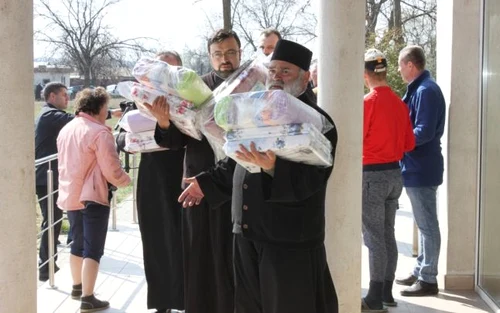 Donaţii de la Biserică pentru azilul de la Pechea FOTO Costiuc Petrică