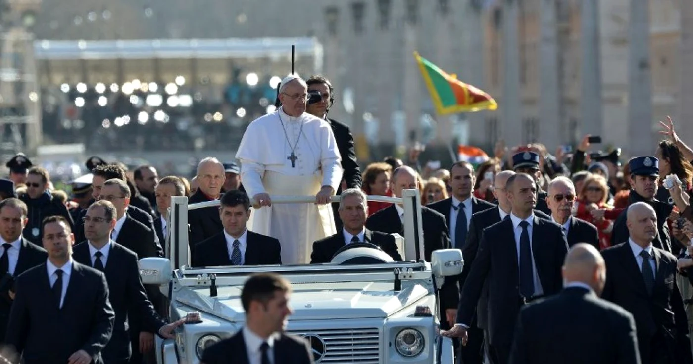 Papa Francis a întâmpinat mulţimea dintr-o maşină decapotabilă FOTO AFP