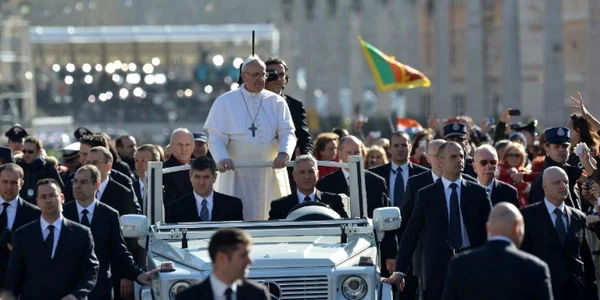 Papamobil Francisc AFP