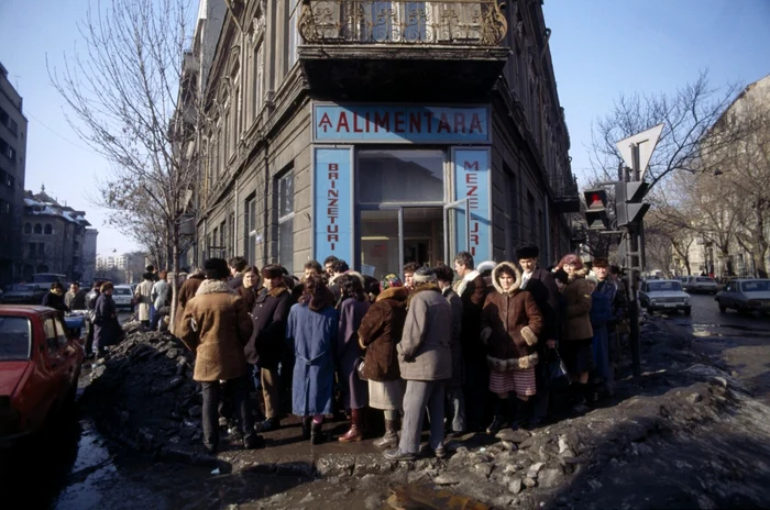 Români la coadă la Alimentara, în 1990. FOTO Guliver / Getty Images / Sygma / Pascal Parrot