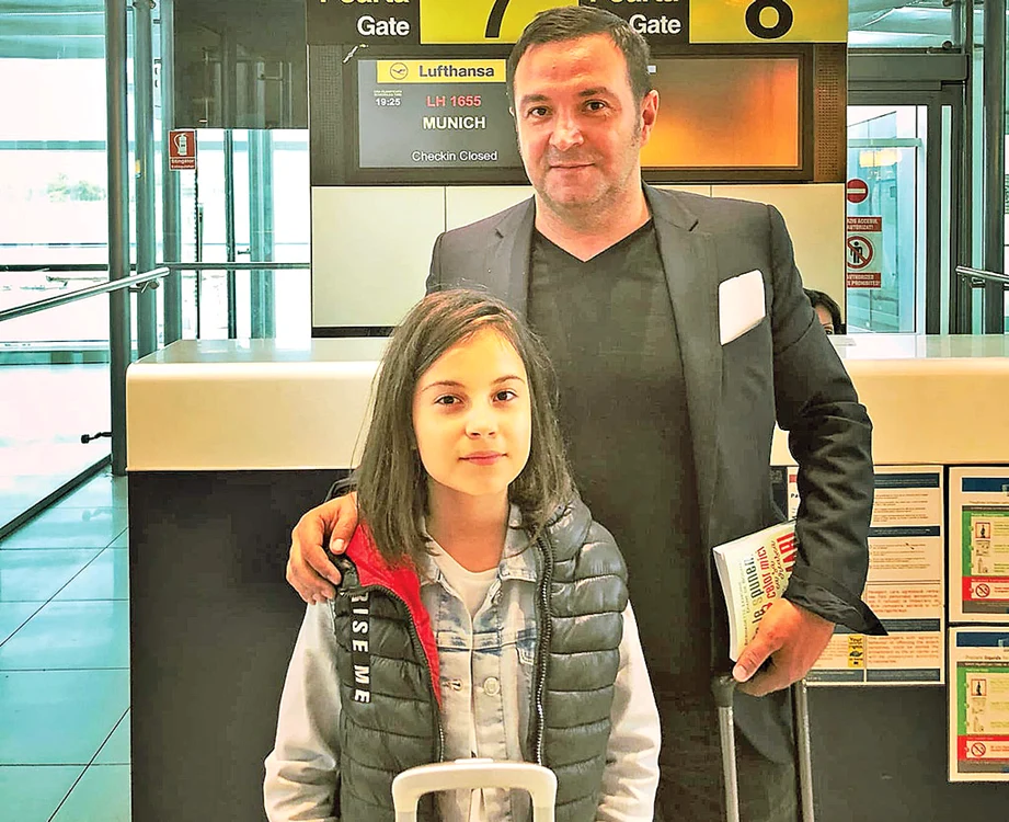 
    Buzdu și fiica lui,  Maria, călătoresc  adesea împreună        