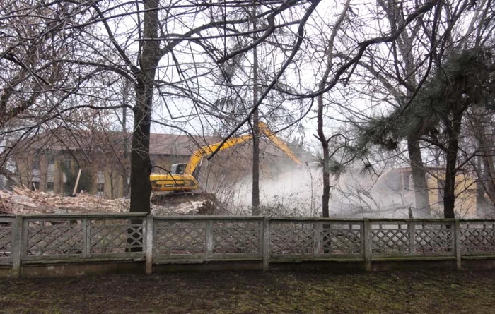 Utilajele grele demolează una după alta clădirile fostei UM 01217 din Slatina  (FOTO: Mugurel Manea)