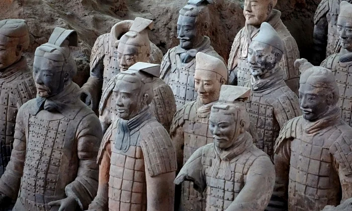 Autoritățile chineze cer o pedeapsă aspră pentru un american care a vandalizat o statuie din Armata de teracotă jpeg