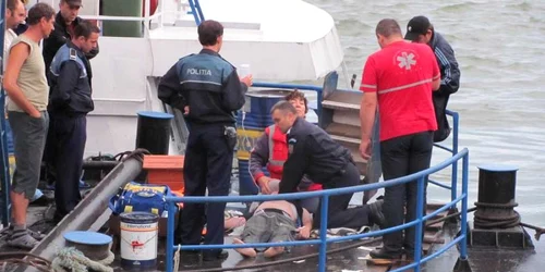 Încearcă să îl readucă la viață